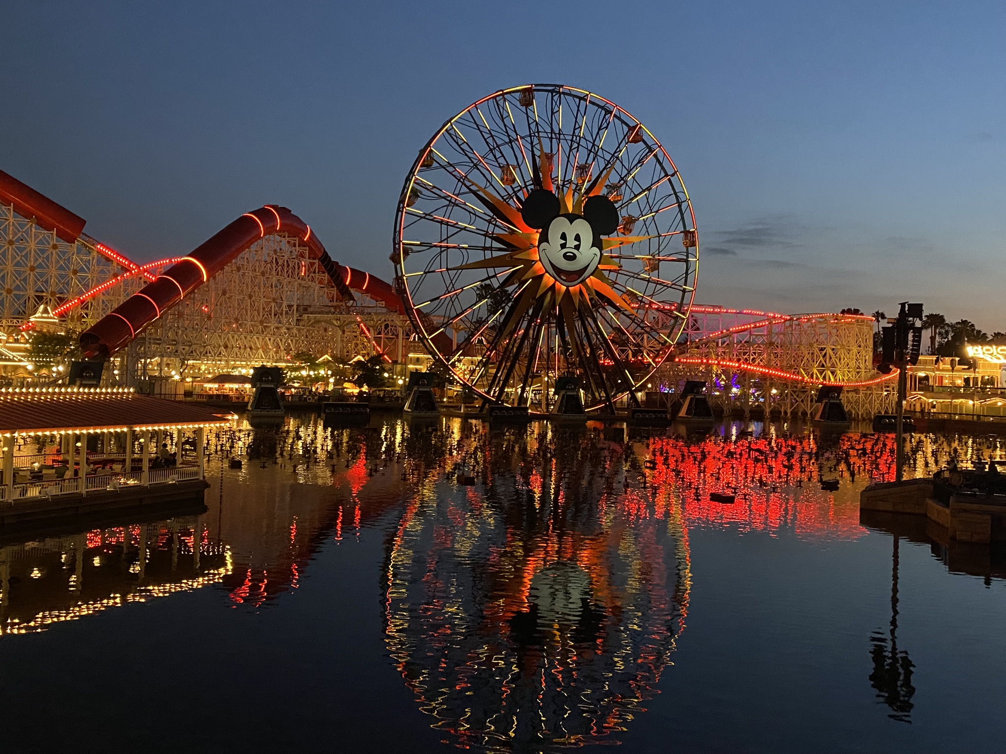 Vista de Disneyland California con ambiente festivo